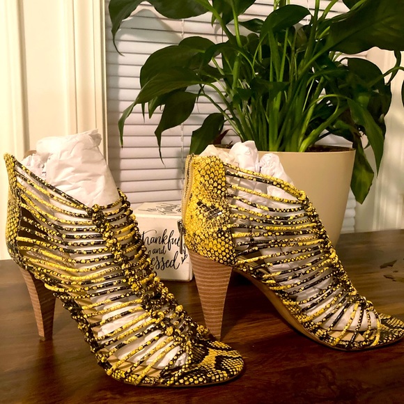 Vince Camuto Shoes - Vince CamutoAlsandra sandals